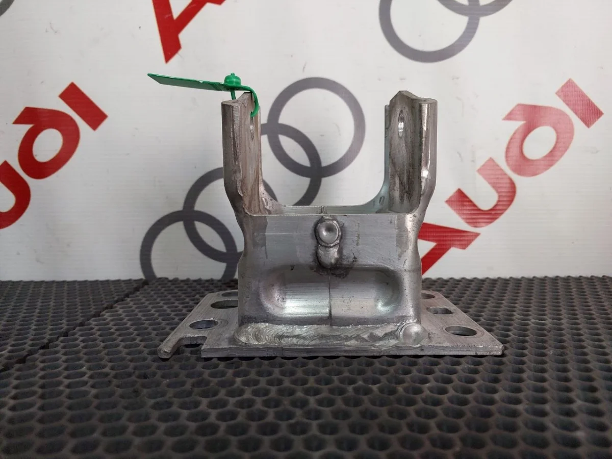 Кронштейн усилителя переднего бампера Audi A8 D3 (2002—2005)