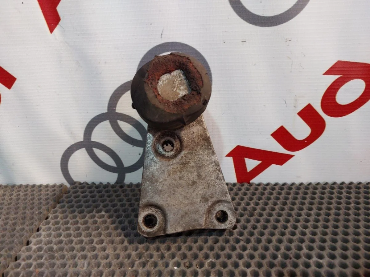 Кронштейн двигателя Audi A6 C6 (2004—2008)