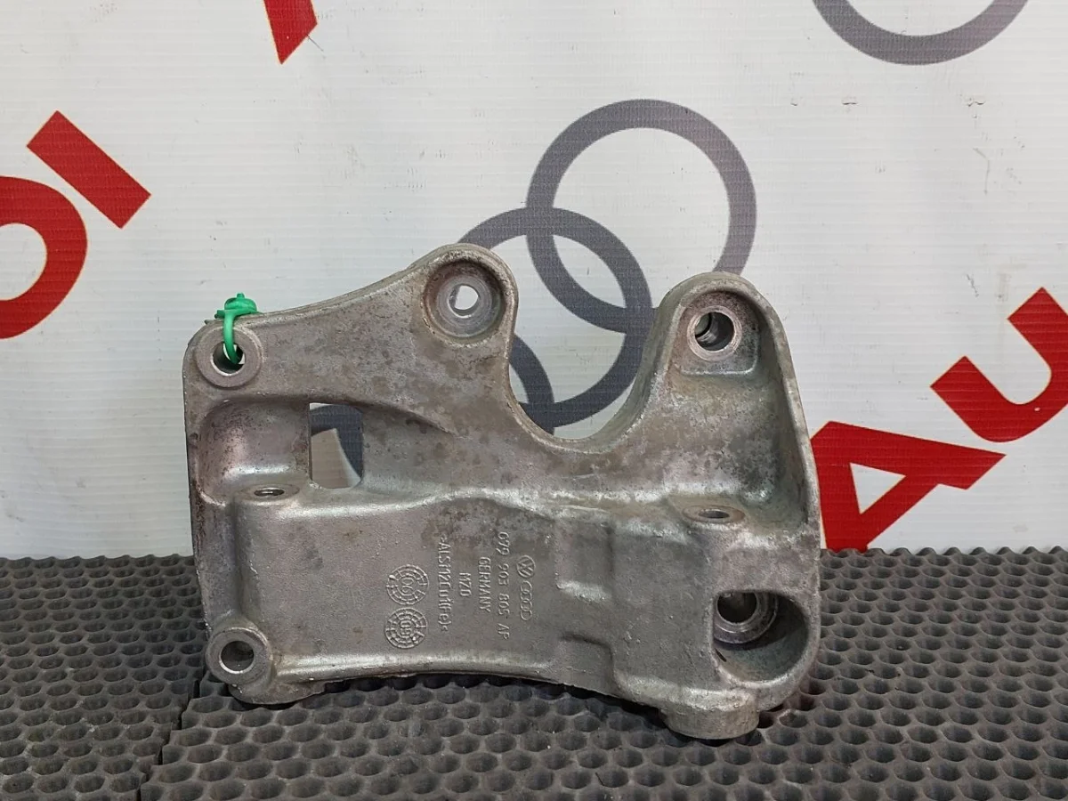 Кронштейн генератора Audi Q7 4L (2005—2009)