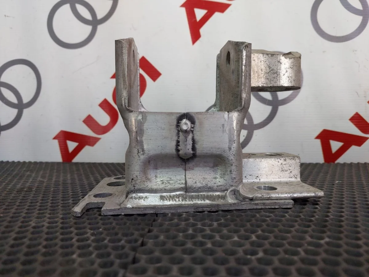 Кронштейн усилителя переднего бампера Audi A8 D3 (2002—2005)