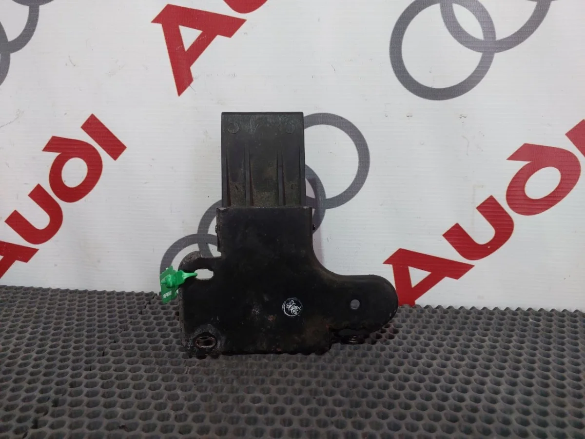 Замок капота Audi A8 D3 (2002—2005)