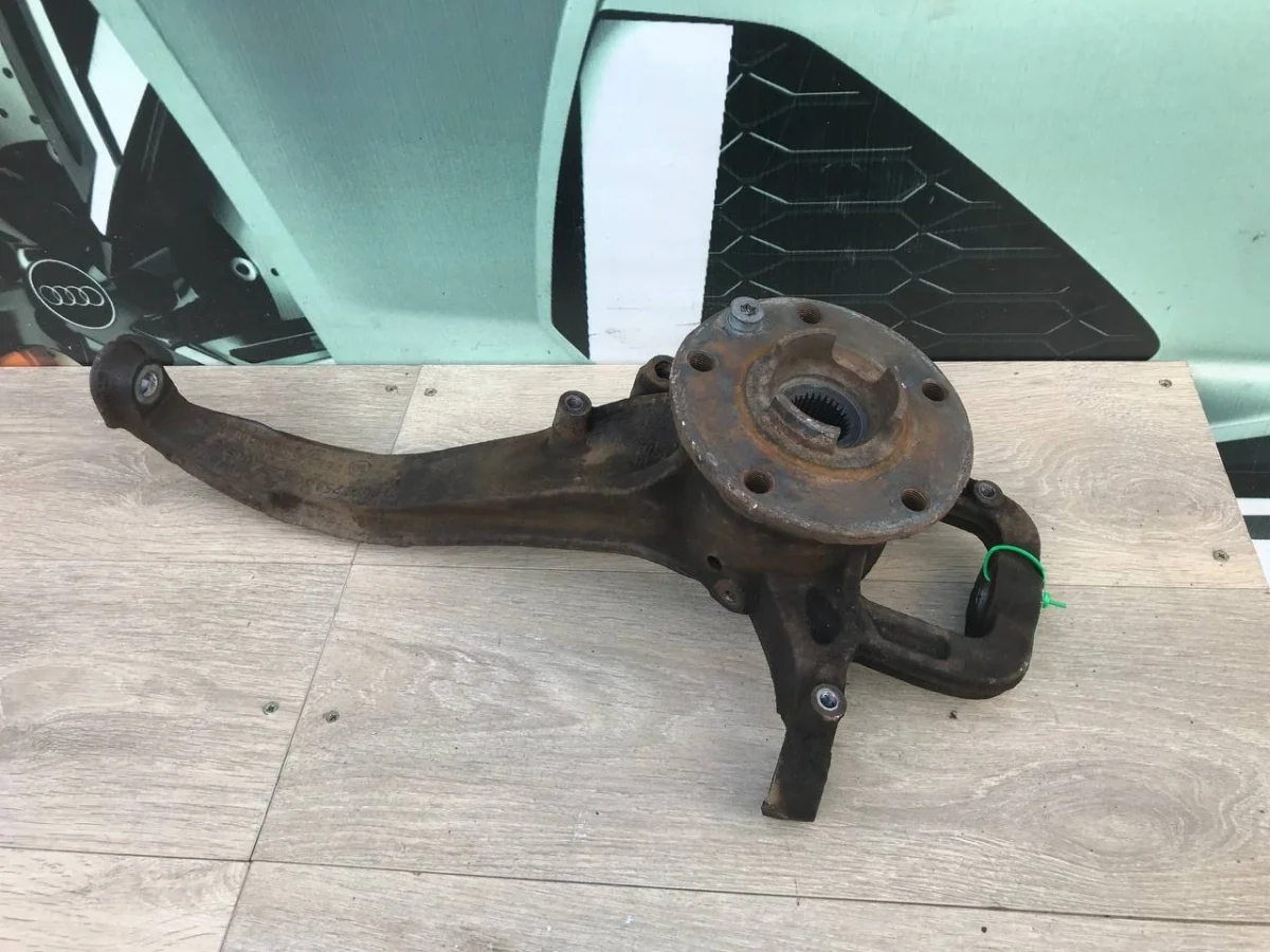 Кулак поворотный передний правый Audi Q7 4L (2005—2009)