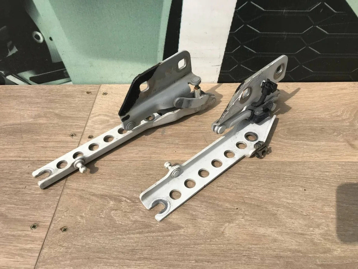 Петля капота Audi A8 D3 (2002—2005)