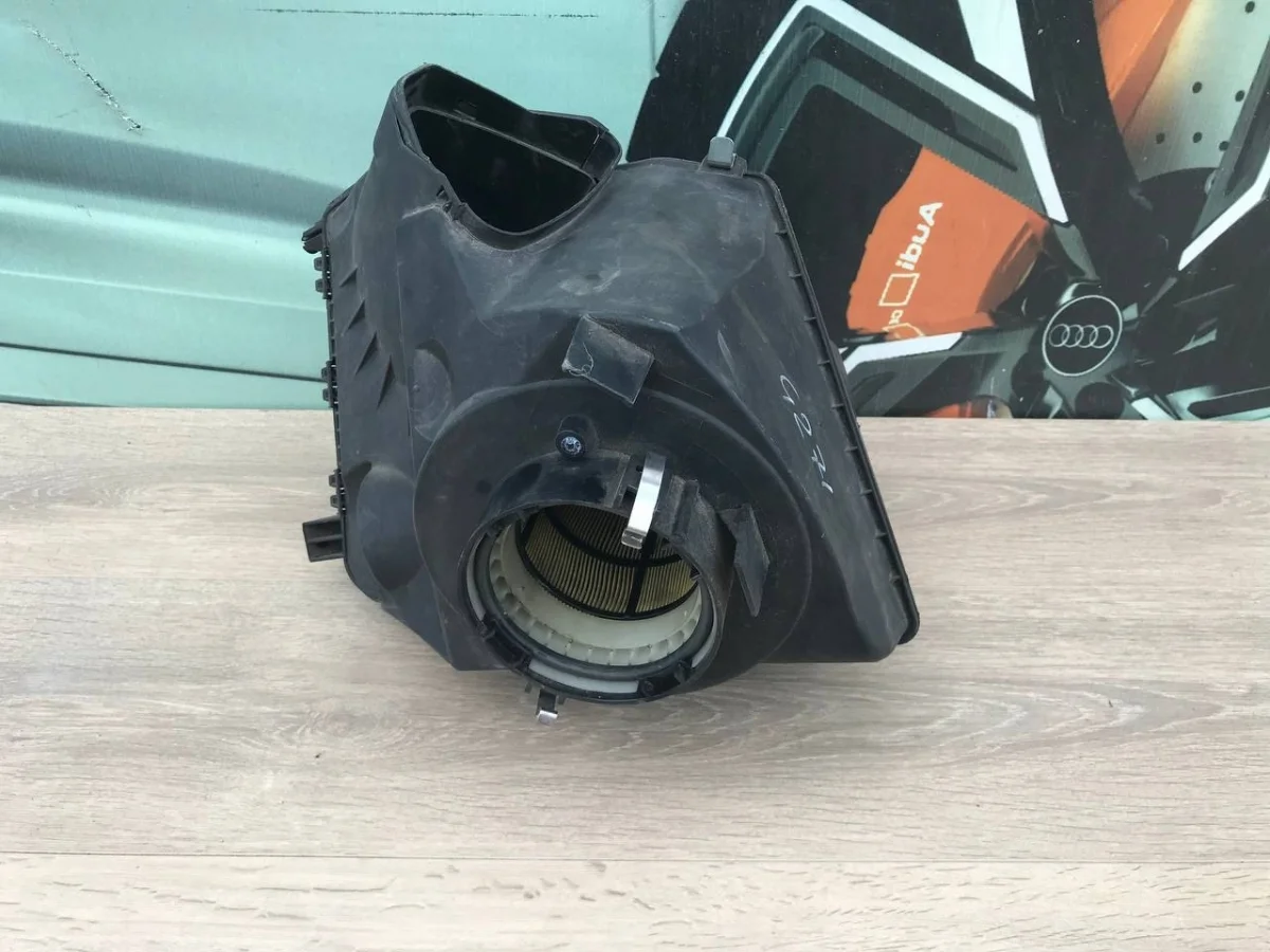 Корпус воздушного фильтра Audi A6 C6 (2004—2008)