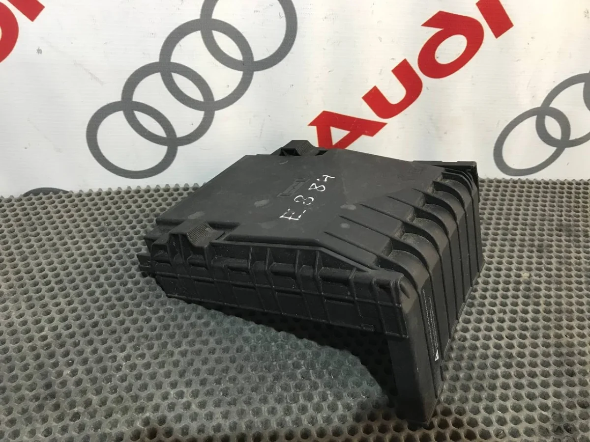 Крышка блока предохранителей Audi A3 8P рестайлинг 2 (2008—2013)