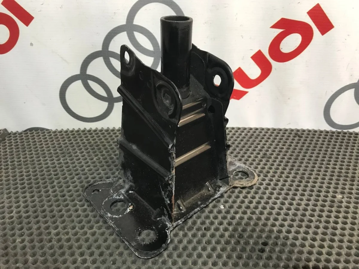 Кронштейн усилителя переднего бампера правый Audi A3 8P рестайлинг 2 (2008—2013)