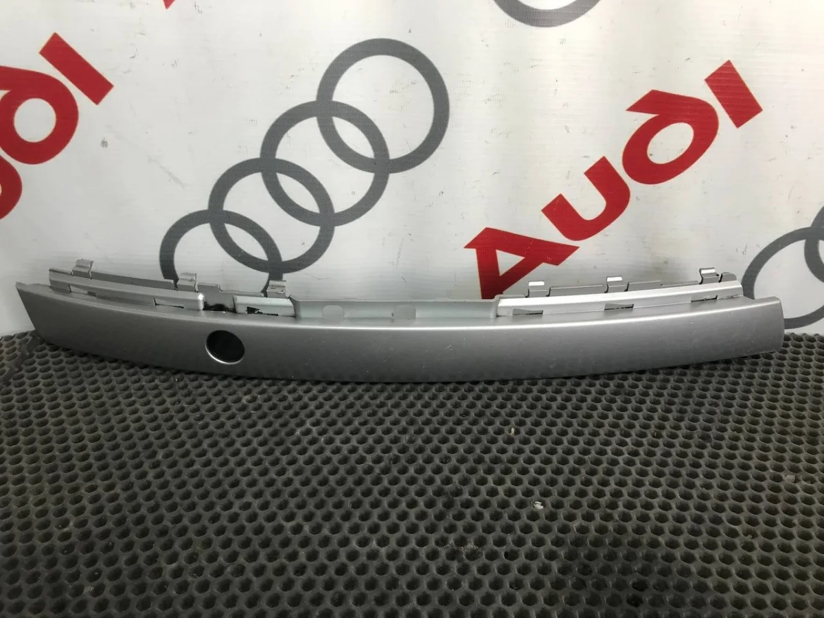 Молдинг переднего бампера правый Audi A8 D3 (2002—2005)