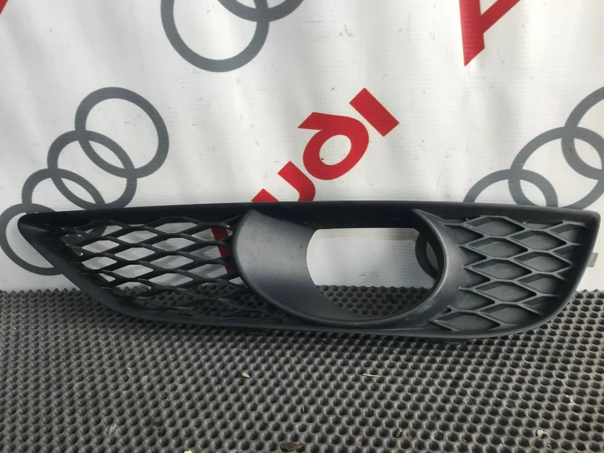 Решетка на противотуманную фару Audi Q7 4L (2005—2009)