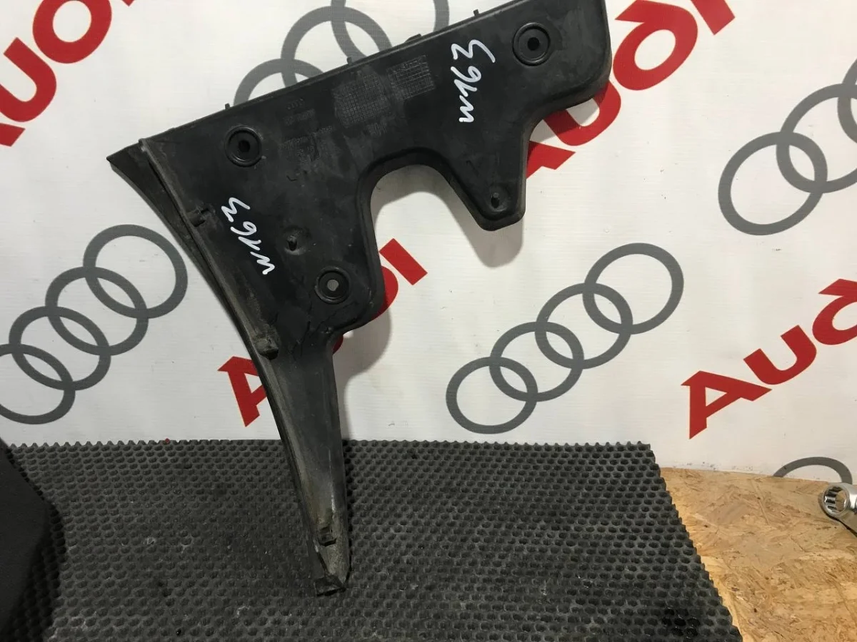 Кронштейн заднего бампера правый Audi A6 C6 (2004—2008)