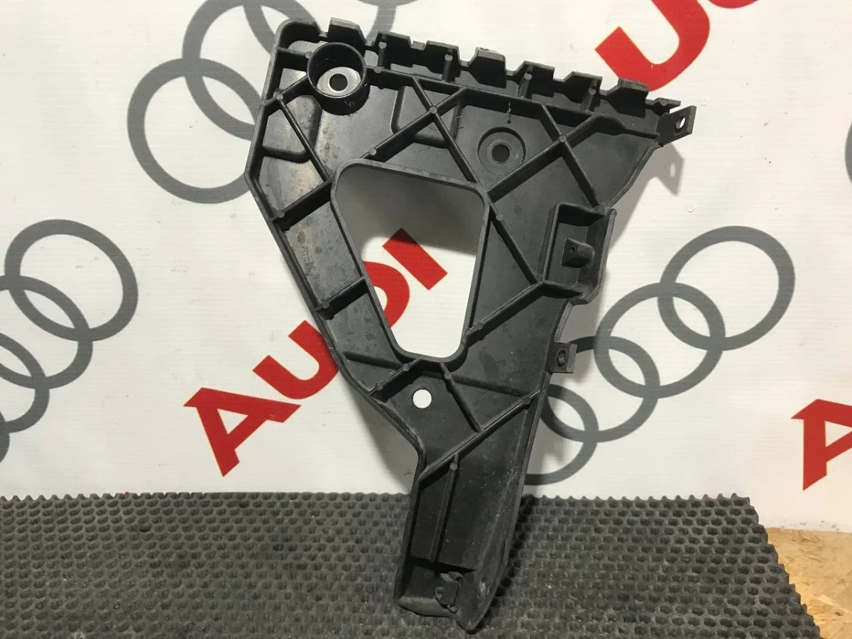 Кронштейн переднего бампера левый Audi A6 C6 (2004—2008)