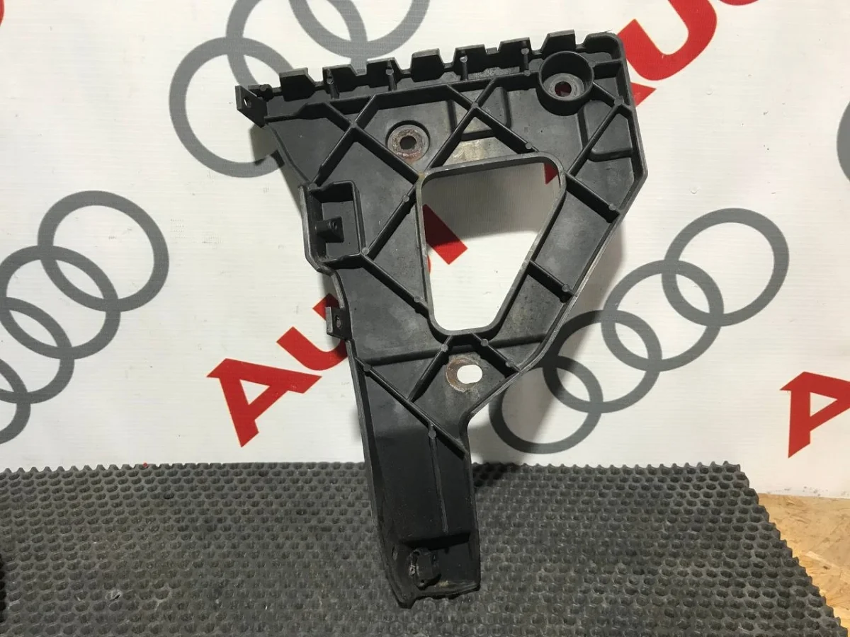 Кронштейн переднего бампера правый Audi A6 C6 (2004—2008)