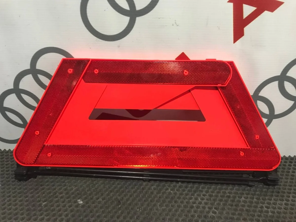 Знак аварийной остановки Audi A6 C6 (2004—2008)