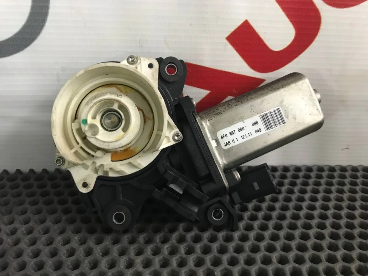 Доводчик двери Audi A6 C6 (2004—2008)