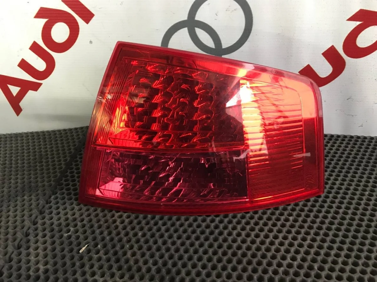 Фонарь задний в бампер правый Audi A8 D3 рестайлинг 2 (2007—2010)