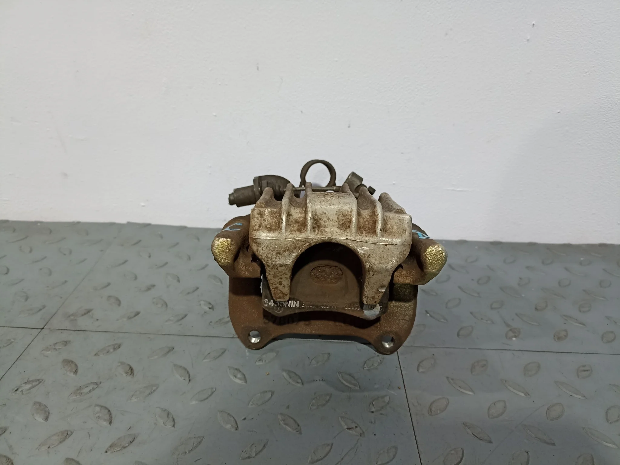 СУППОРТ В СБОРЕ AUDI ЗАДНИЙ ПРАВЫЙ 8E0615424G