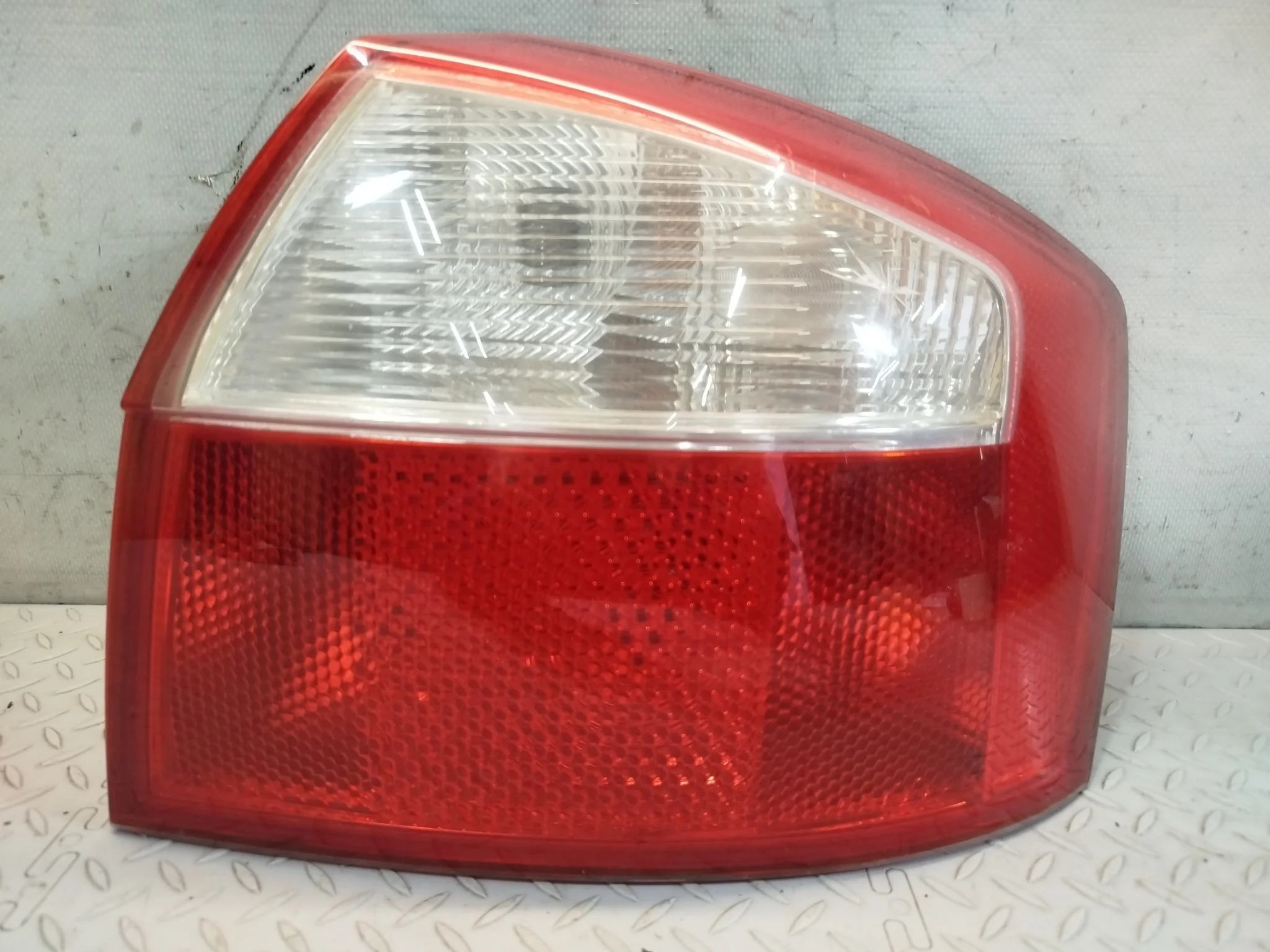 ФОНАРЬ AUDI ПРАВО 8E5945218 KE756