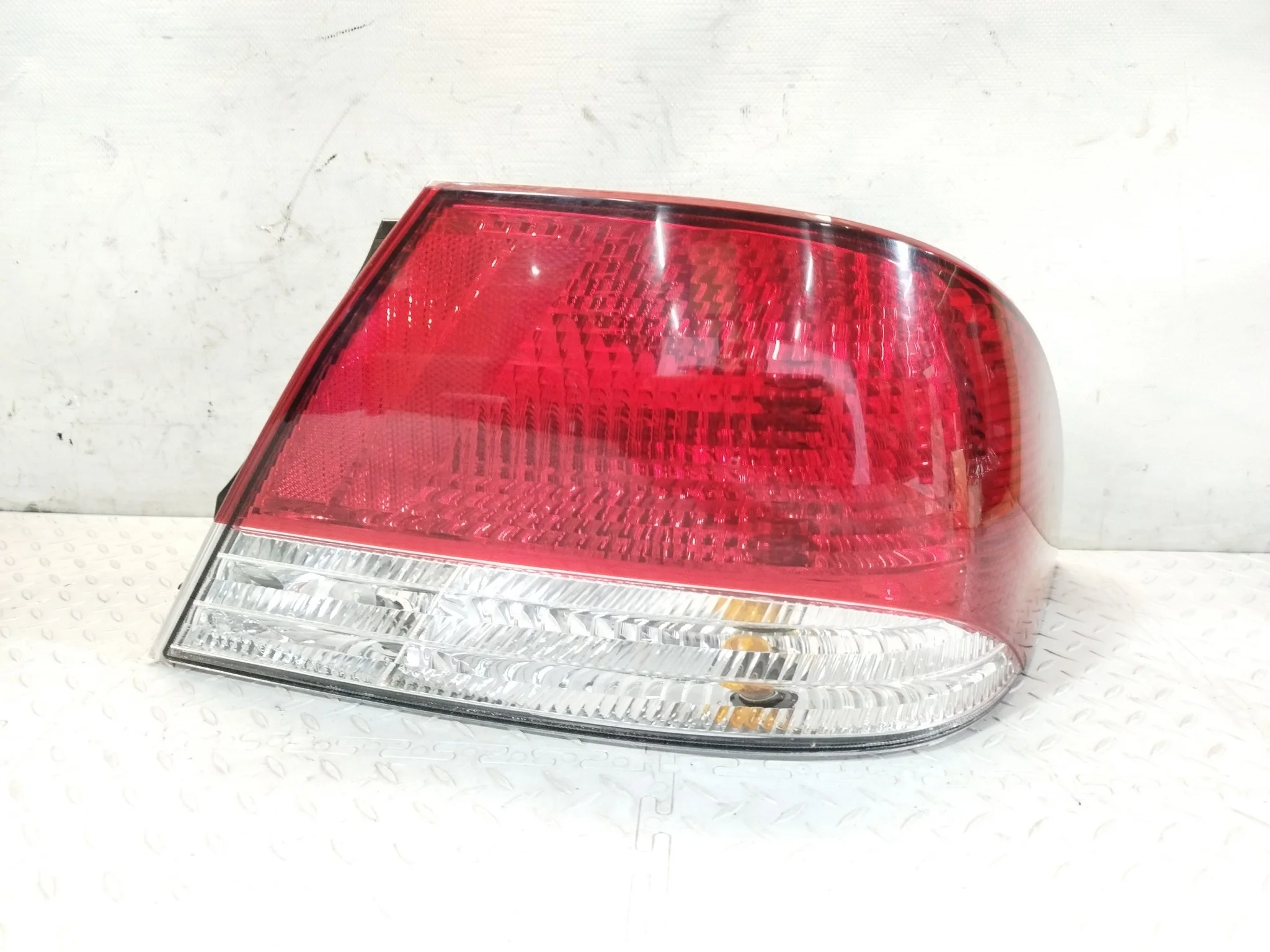 ФОНАРЬ MITSUBISHI ПРАВЫЙ MR592350 KE761