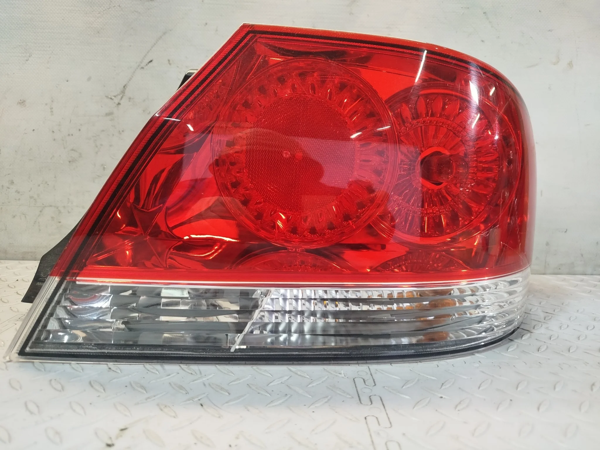 ФОНАРЬ MITSUBISHI ПРАВЫЙ MN161196 KE760