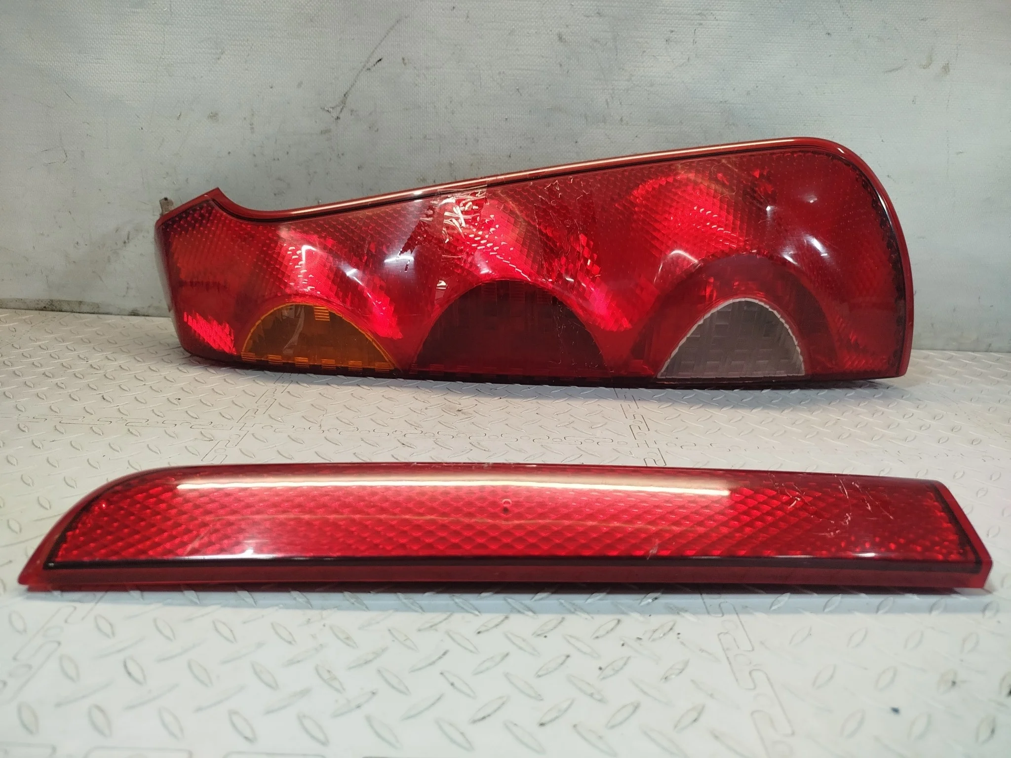 ФОНАРЬ NISSAN ПРАВЫЙ 265541U600 KB1424