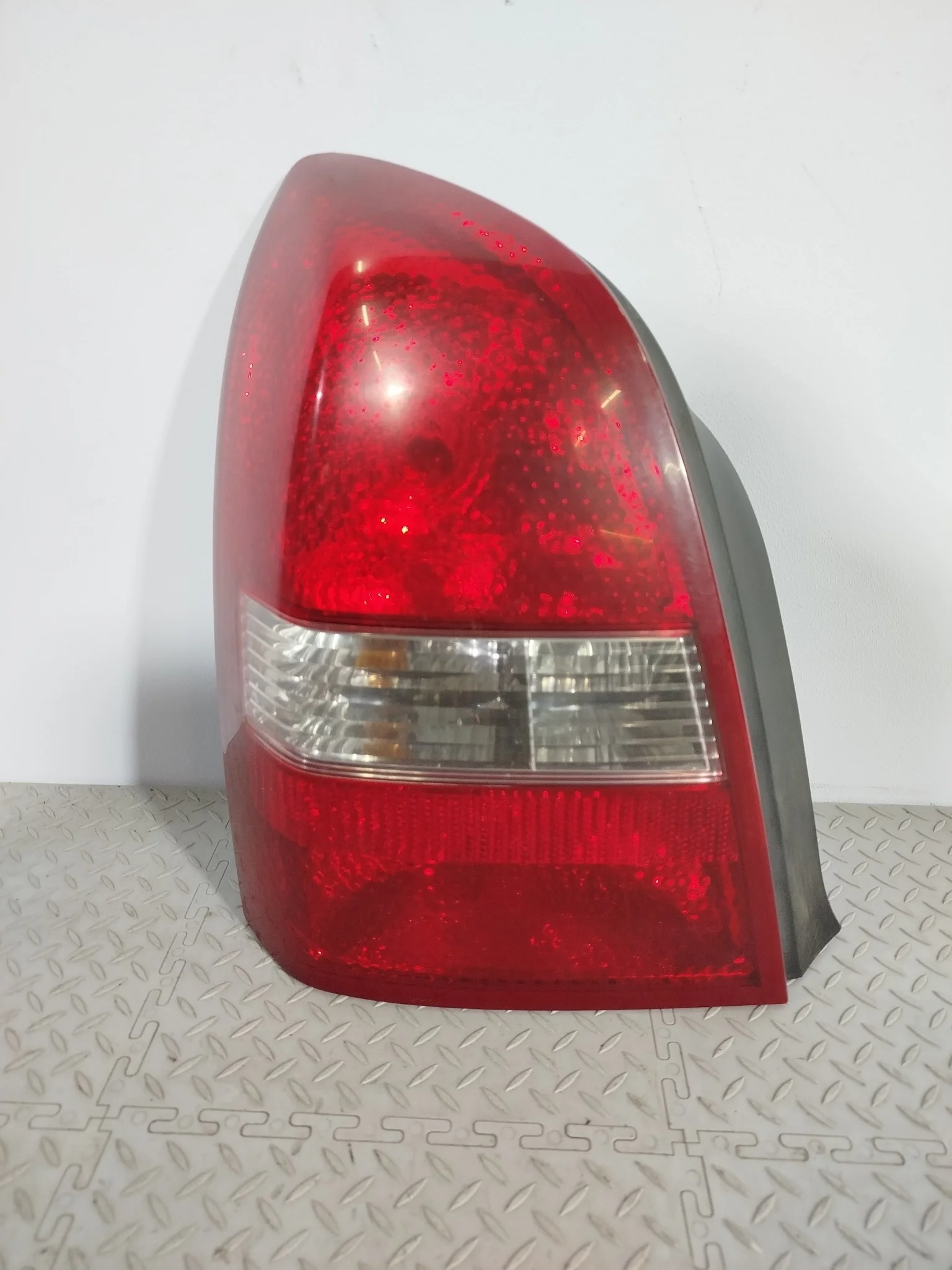 ФОНАРЬ NISSAN ЛЕВЫЙ 26555AU025 KE754