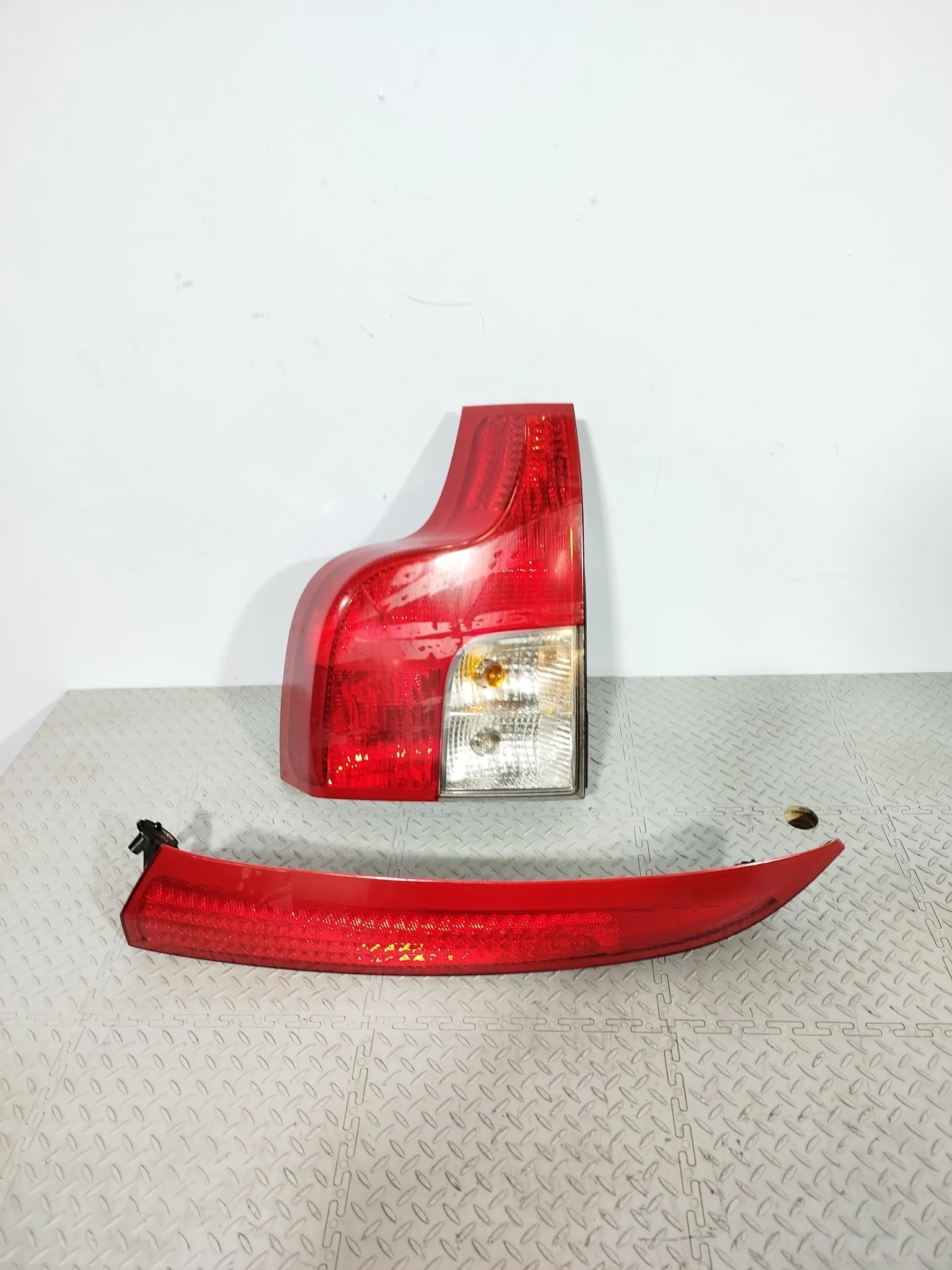 ФОНАРЬ VOLVO ЛЕВО 30698141 KB1410