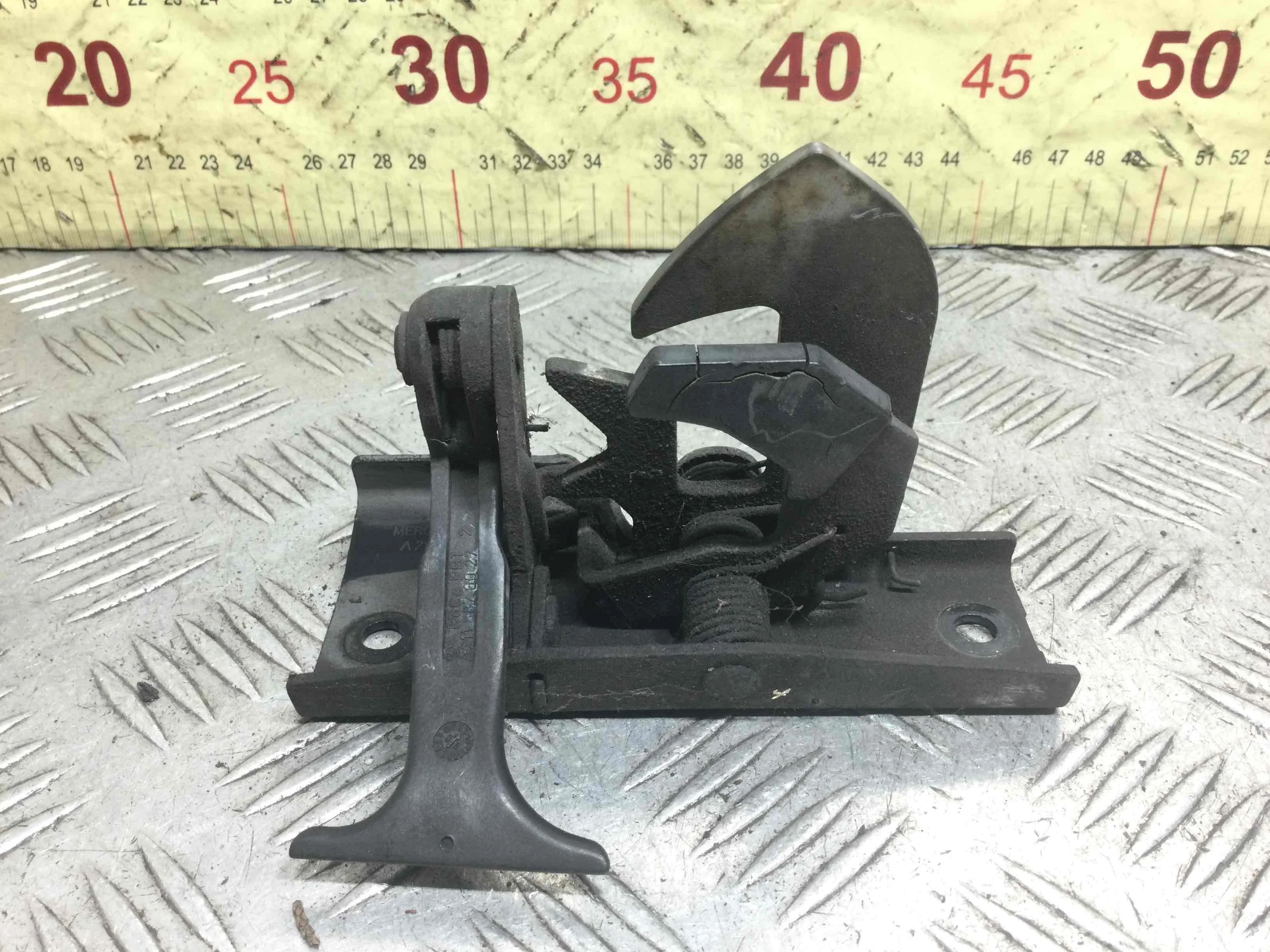 Крюк капота Mercedes E-klasse E-klasse (W211) 2002 - 2009 дизель 2.2 CDI Автомат Универсал