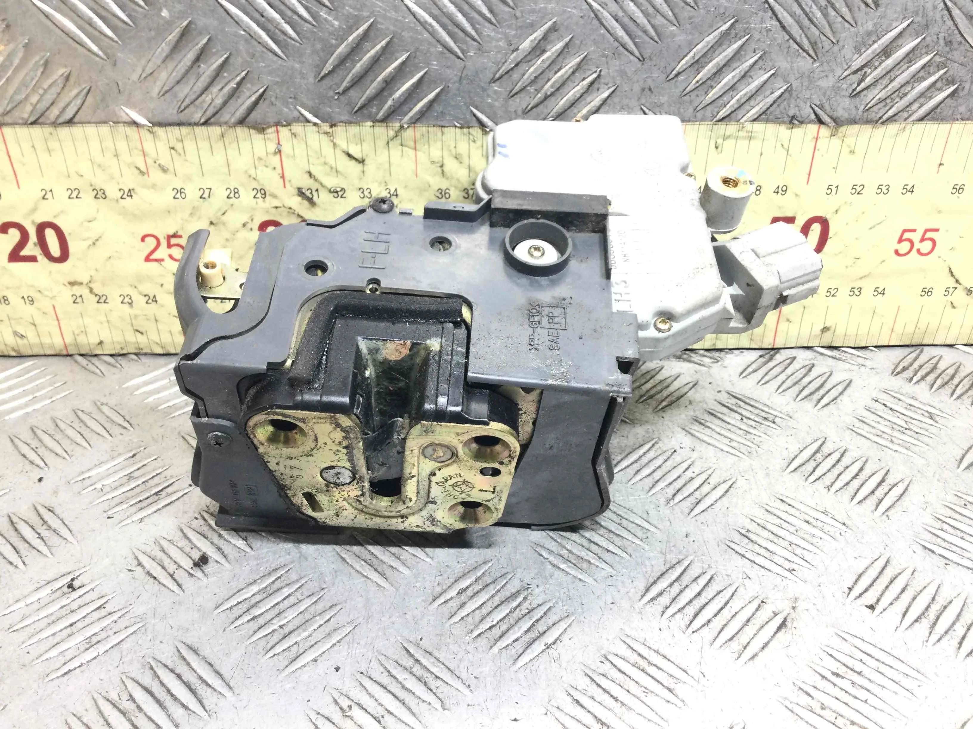 Замок двери передней левой Nissan X-Trail T30 [рестайлинг] (2004-2007) дизель 2.2 TD Механика Внедорожник