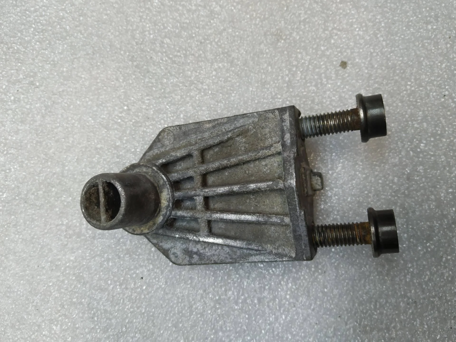 кронштейн (крепление) Volkswagen Touareg 2 7P6 2011