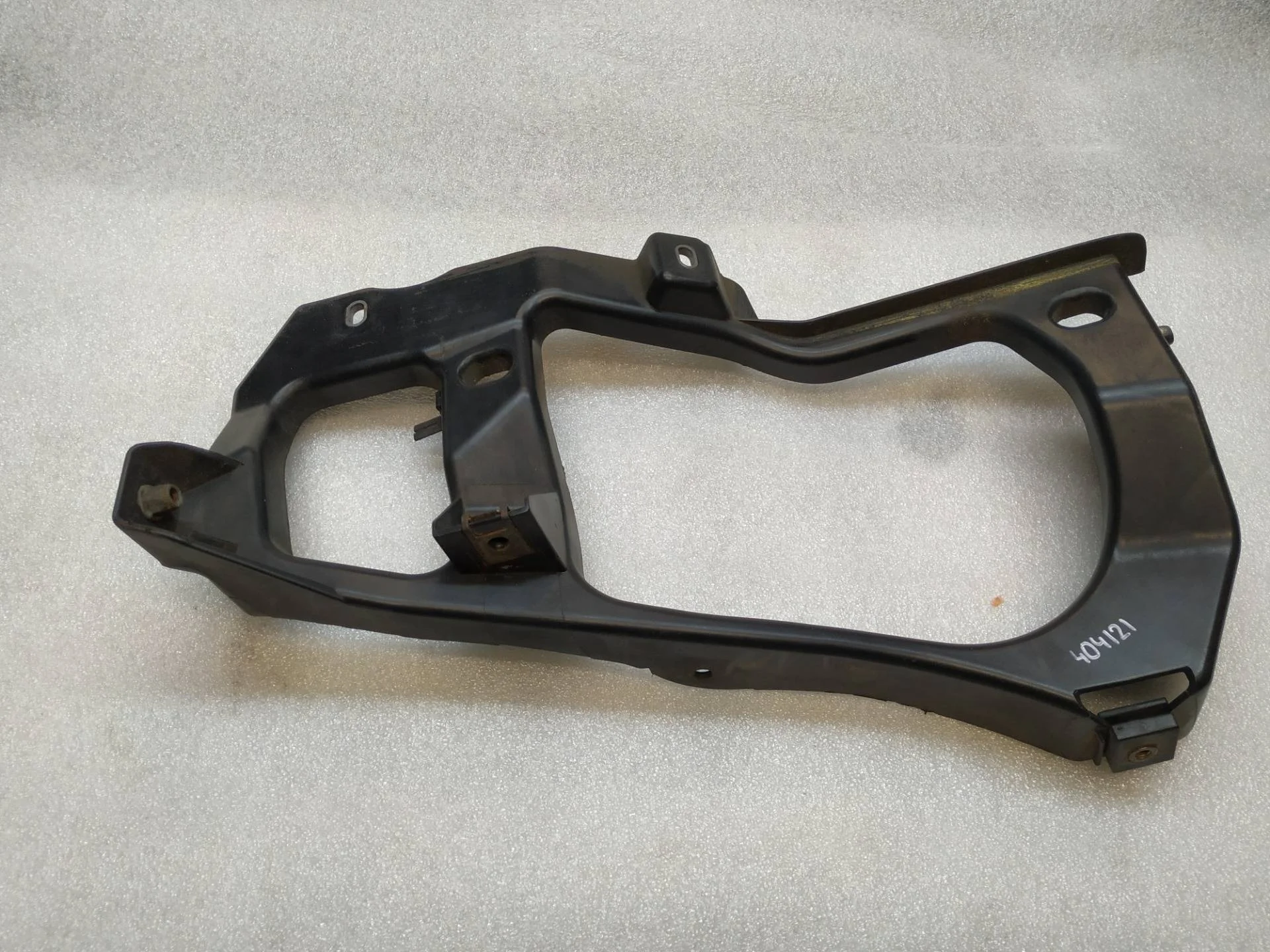 крепление фары (кронштейн фары) правой Volkswagen Touareg 2 7P6 2011