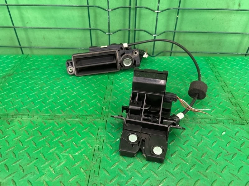 Замок багажника Mercedes-Benz W211