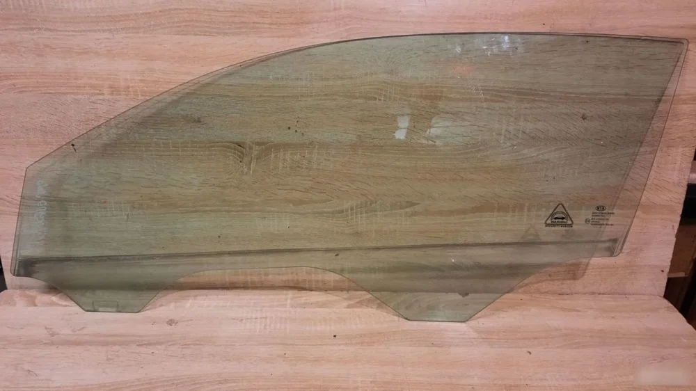 Стекло двери Kia Ceed 1 824111H020, левое