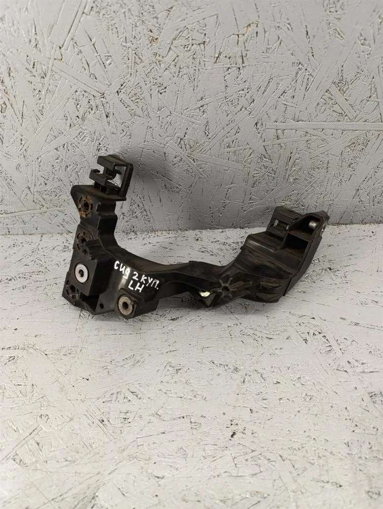 Кронштейн передней панели Kia ceed 2014 64156A2000 КУПЕ G4FJ, передний левый