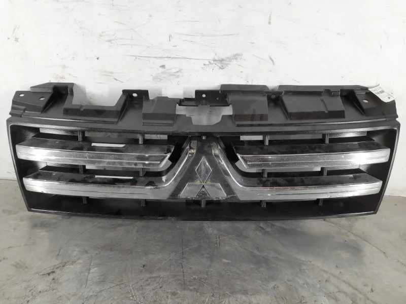 Решетка радиатора Mitsubishi Pajero 2006-2018 MN117202HB, передняя