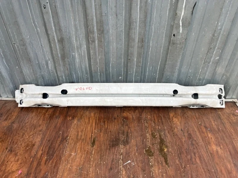 Усилитель бампера Volvo v40 2012-2016 31301976, передний