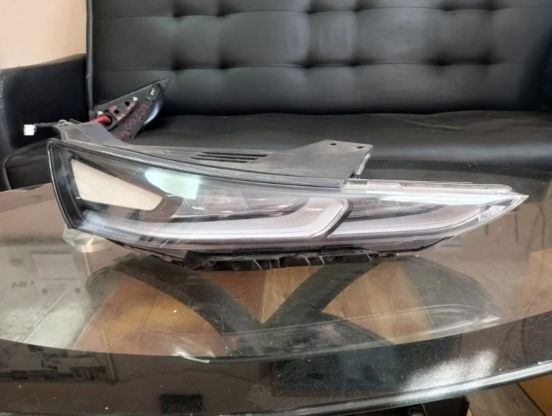 Ходовой огонь Hyundai Santa Fe 4 2018-2021 92208S1000, правый