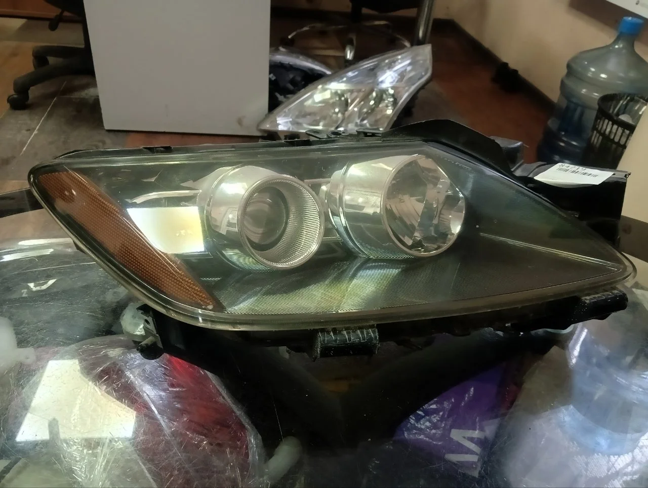 Фара галоген Mazda CX-7 2006-2012 E22151031E, передняя правая