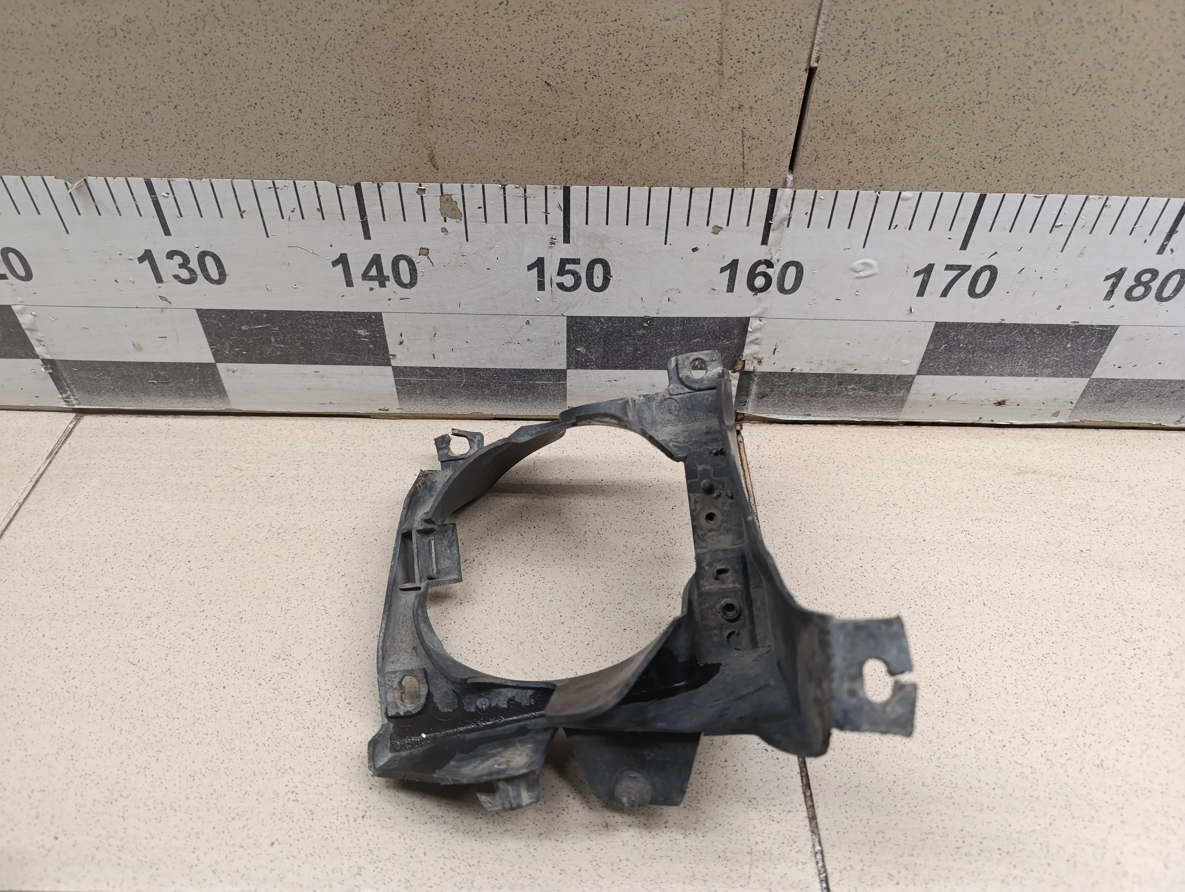 Кронштейн фары противотуманной левой Cayenne 2003-2010