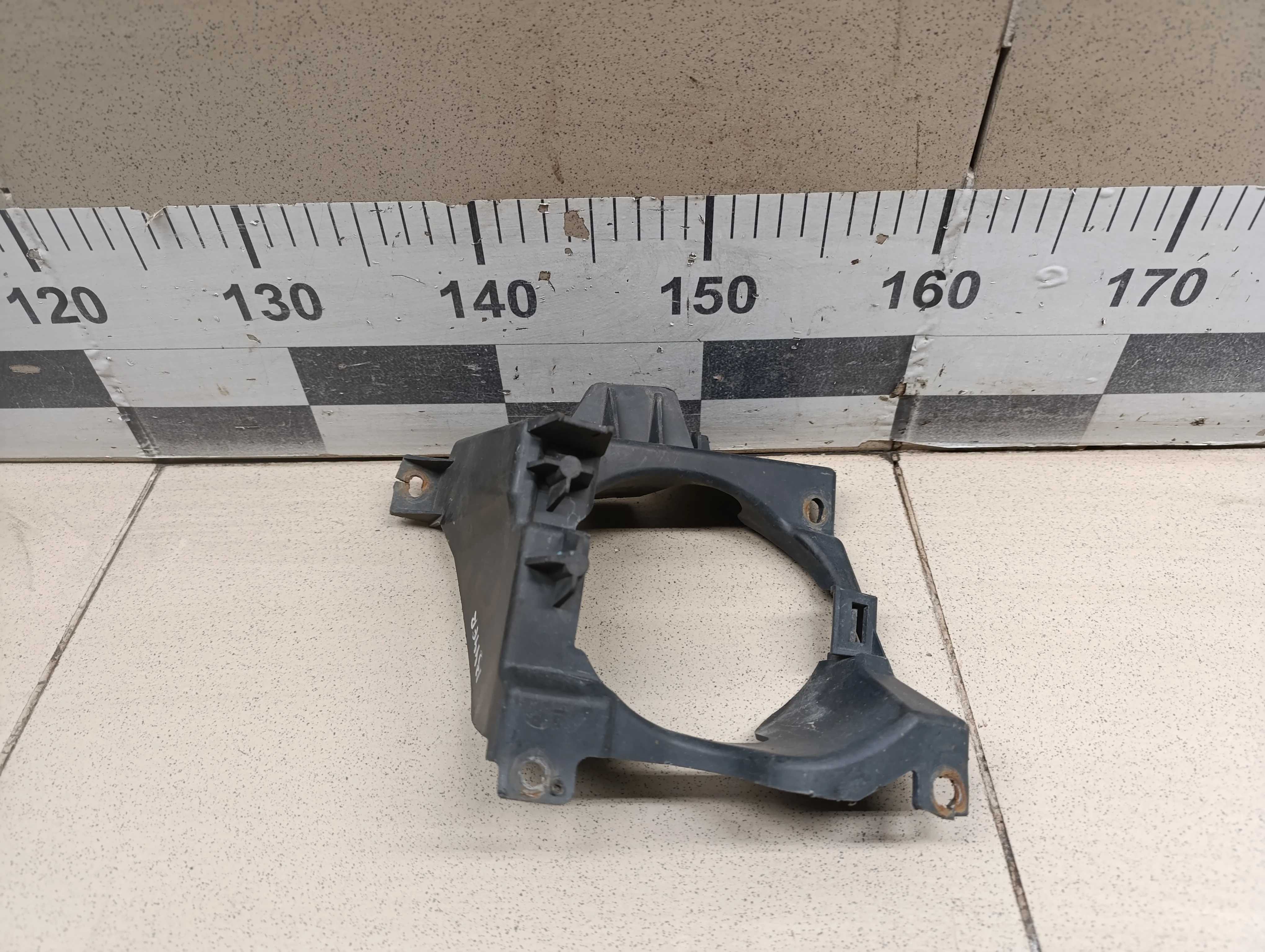 Кронштейн фары противотуманной правой Cayenne 2003-2010