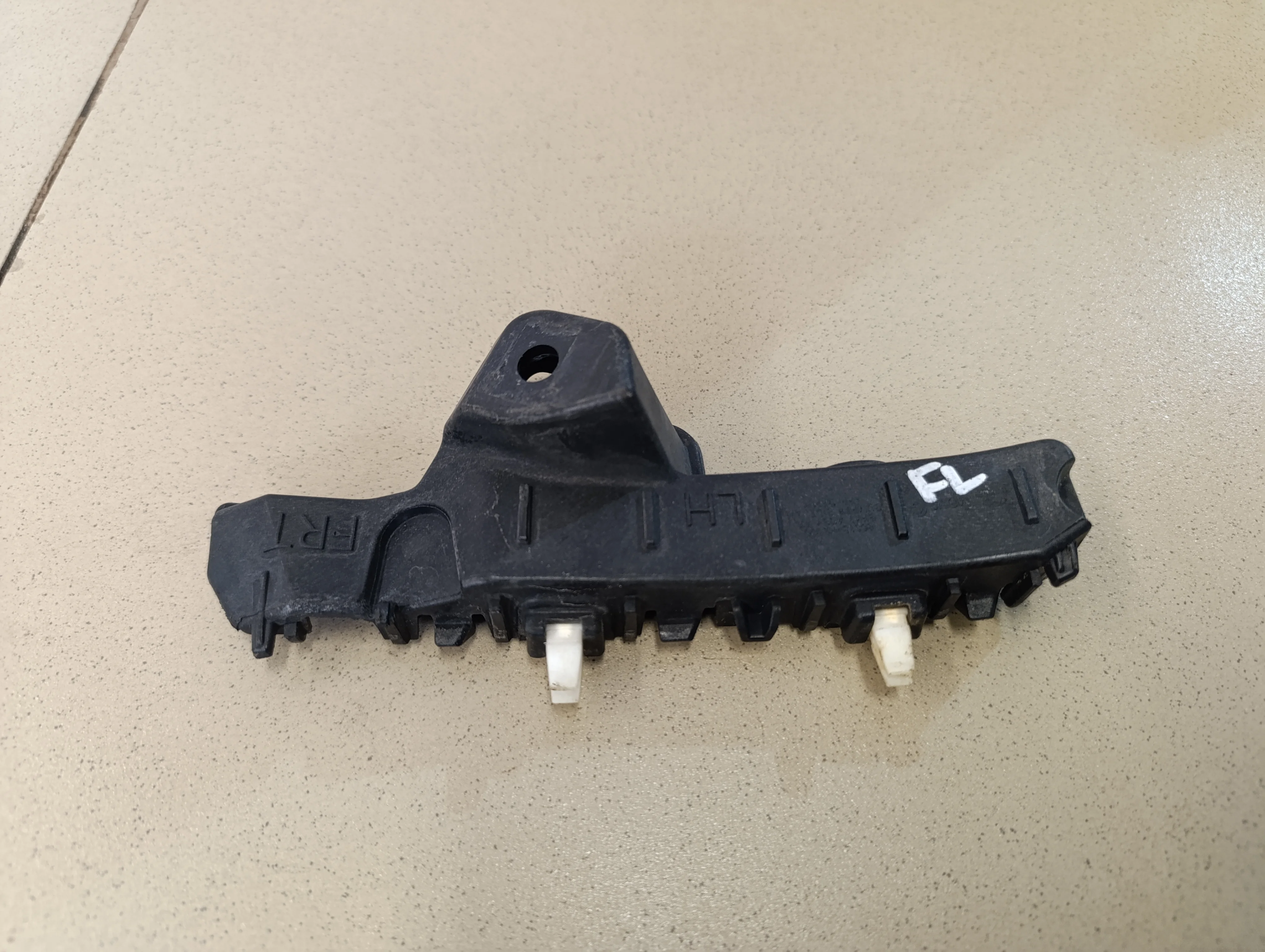 Направляющая переднего бампера левая Solaris 2017>