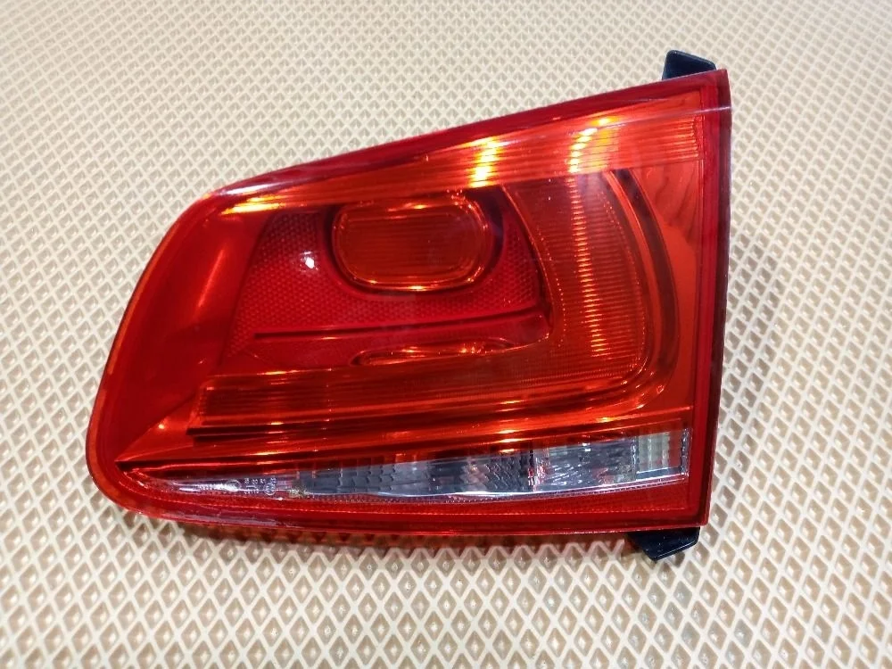 Фонарь внутренний правый Volkswagen Touareg 2 NF