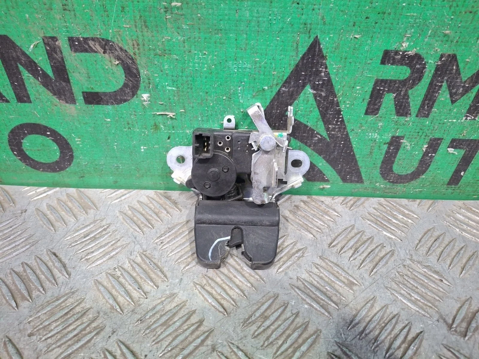 Замок крышки багажника Hyundai Solaris 2010-2017