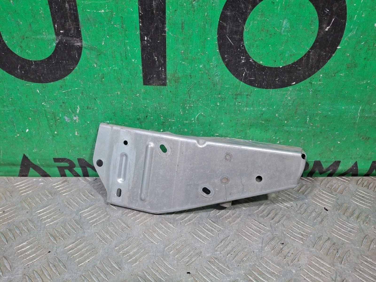 Кронштейн усилителя бампера Mitsubishi Outlander 2012-нв 3