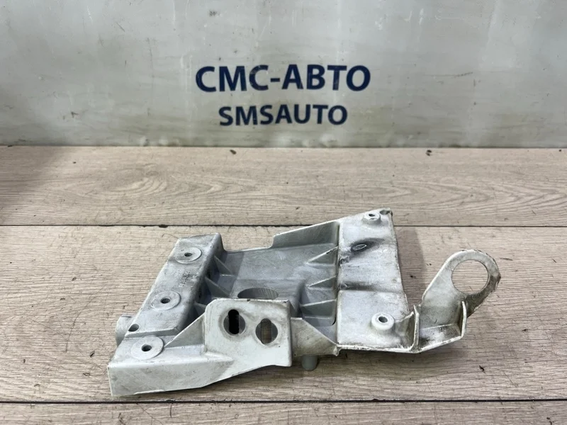 Кронштейн крыла Audi A8 4E0821137F D3 4.2 BVJ, передний левый