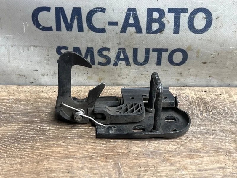 Крюк капота Volkswagen Touareg 3C0823480A NF 3.6 CGRA