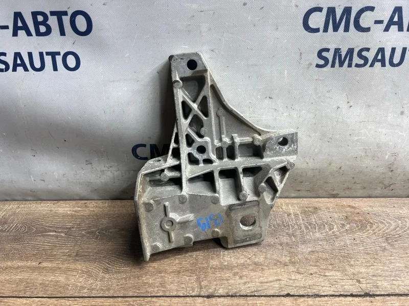 Кронштейн ДВС Volvo XC70 30793311 ХС70 3.2