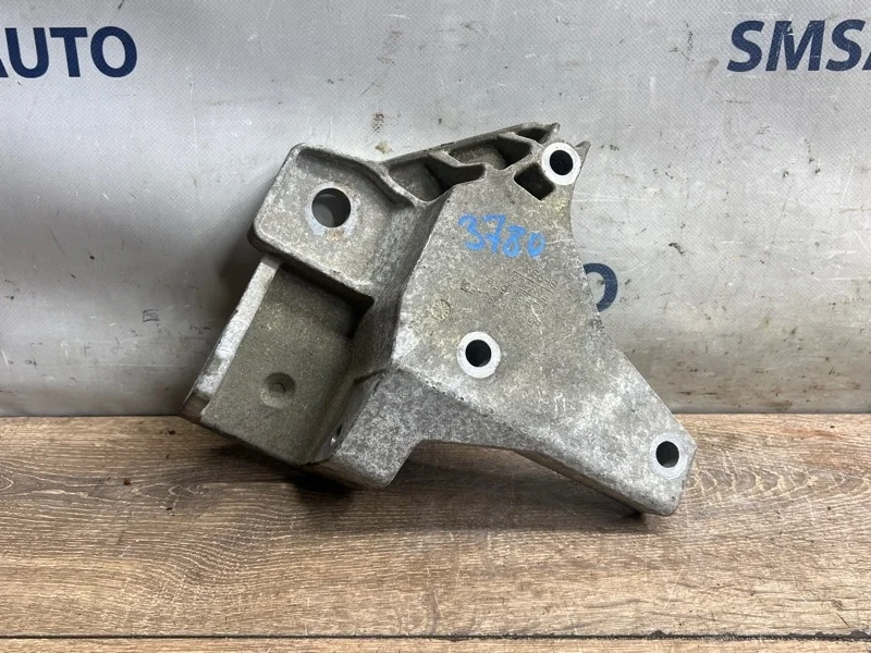 Кронштейн ДВС Volvo XC70 30793311 ХС70 3.2