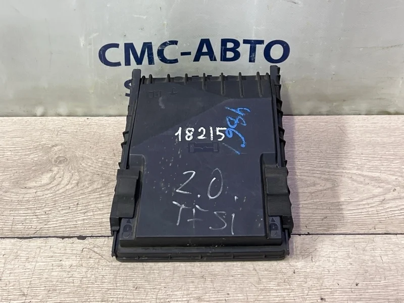 Крышка блока предохранителей Volkswagen Tiguan 2008-2011 1K0937132F 2.0T