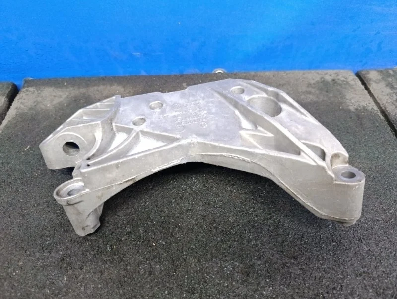 Кронштейн опоры двигателя Volkswagen Tiguan 2012 06J199207P 5N1 2.0 CAW