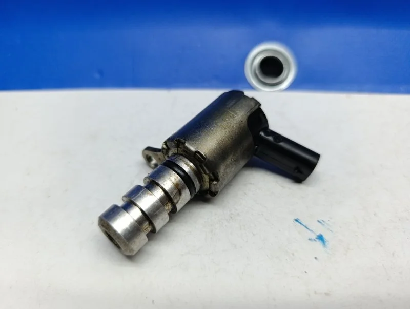 Клапан изменения фаз ГРМ Volkswagen Tiguan 2012 06H115243F 5N1 2.0 CAW