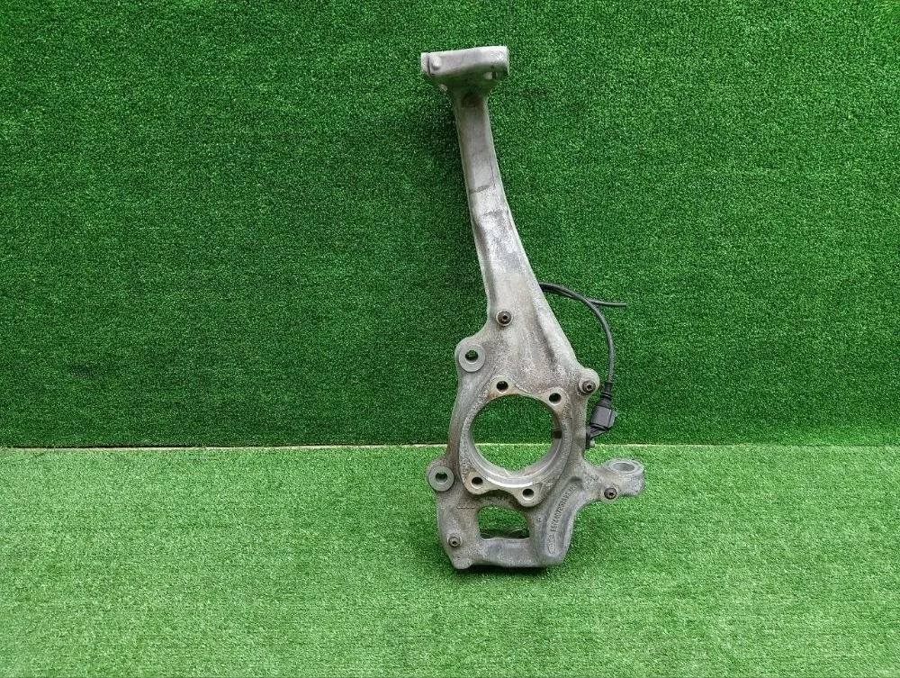 Кулак поворотный передний правый Audi A4 B8 (2007—2012)